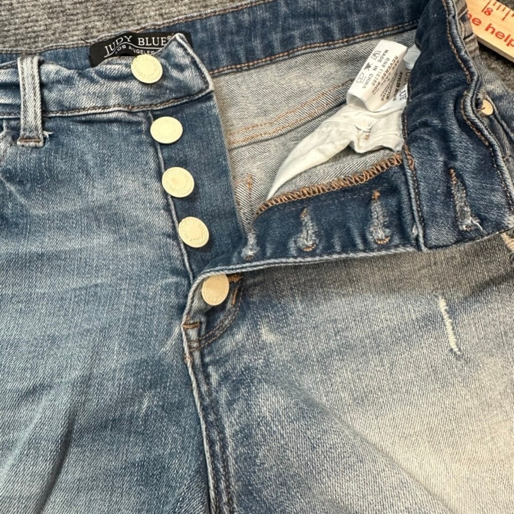 Judy Blue Distressed Denim Shorts Light Wash Button Fly JB150142 Womens Large - Picture 6 of 14